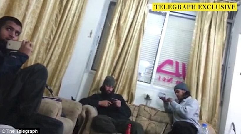 Ο Τζιχάντι Τζον και άλλοι τρεις Βρετανοί τζιχαντιστές πίνουν αμέριμνα καφέ στη Συρία (βίντεο)